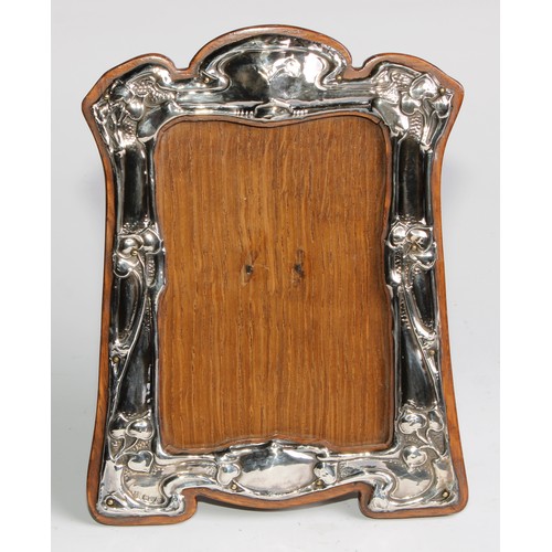 1133 - An Art Nouveau silver easel photograph frame, embossed with leafy stems, 19cm high, James Deakin & S... 