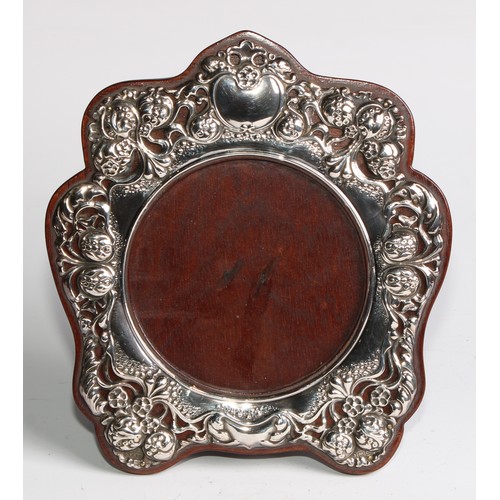 1134 - An Art Nouveau silver easel photograph frame, embossed with organic motifs, 17.5cm high, Gourdel Val... 