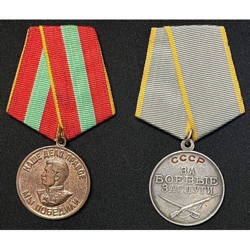 4028 - WW2 USSR Soviet Medals & later post war insignia collection to include: WW2 Defence of Moscow & WW2 ... 