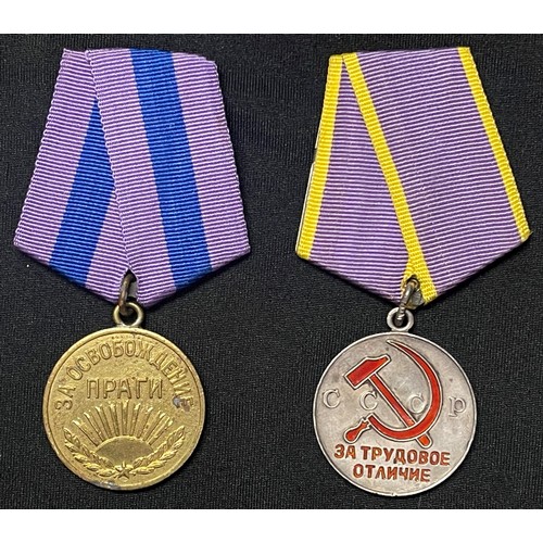 4028 - WW2 USSR Soviet Medals & later post war insignia collection to include: WW2 Defence of Moscow & WW2 ... 