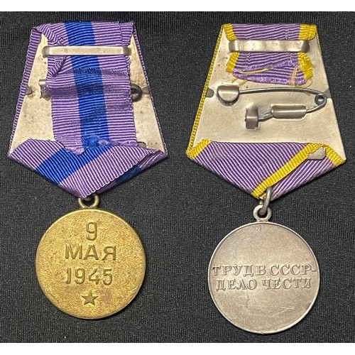 4028 - WW2 USSR Soviet Medals & later post war insignia collection to include: WW2 Defence of Moscow & WW2 ... 