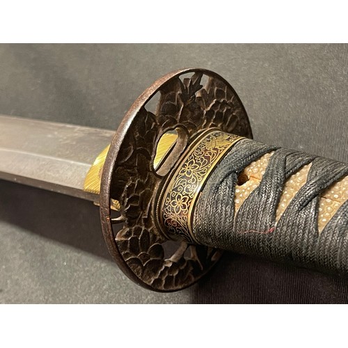 4065 - Japanese Wakizashi Short Sword with single edged blade 455mm in length. Hamon line is present. Signe... 