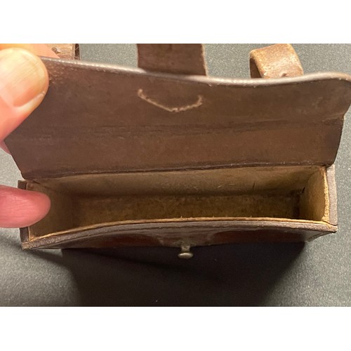 4080 - Pair of brown leather equipment pouches. Both are devoid of makers marks or dates. One sized 14.5cm ... 