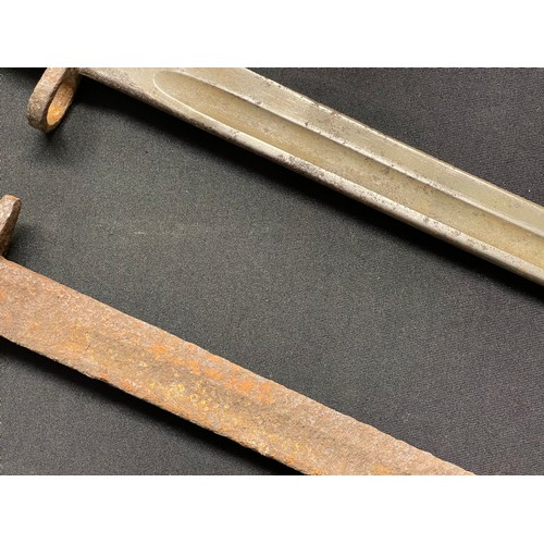 4094 - WW1 British 1907 Pattern Bayonets x 2: one in relic condition with scabbard: another without scabbar... 