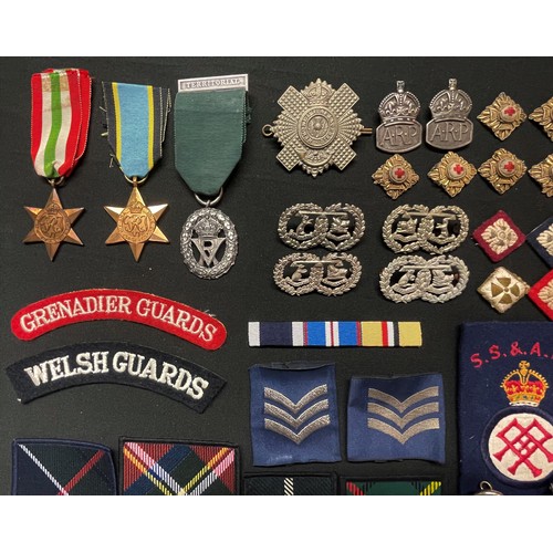 4161 - A collection of mixed militaria to include: WW2 British Italy Star with ribbon: Replica Air Crew Eur... 