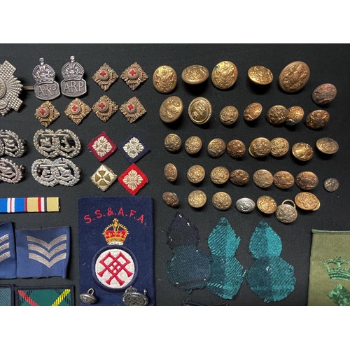 4161 - A collection of mixed militaria to include: WW2 British Italy Star with ribbon: Replica Air Crew Eur... 