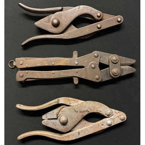 4164 - WW2 British Wire Cutters x 3. One pair dated 1944 along with WD Broad Arrow and 