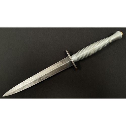 4207 - WW2 British Third Pattern Fairbairn Sykes Fighting Knife with double edged blade 179mm in length. Cr... 