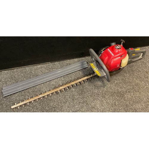 71 - A Honda HHH25 4-Stoke petrol hedge-trimmer.