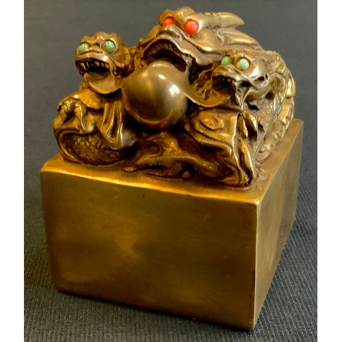 500 - Gilt bronzed Chinese dragon seal, with green and red cabochon eyes, 10x7cm