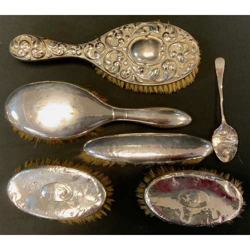 545 - A George V silver four piece vanity set, Birmingham, 1918; another continental brush etc (6)