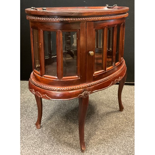 401 - A Reproduction mahogany vitrine display cabinet, oval-shaped top with lift-off tray section, the ova... 