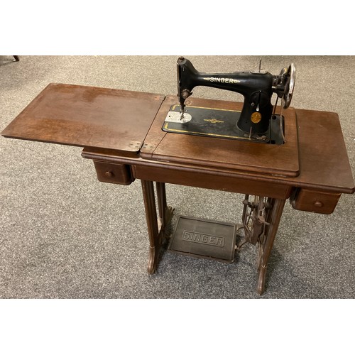 466A - An early 20th century Singer treadle sewing machine, number EB924703.