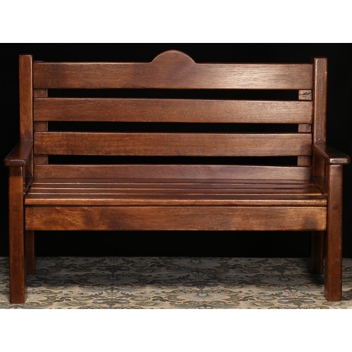 6081 - Charlie Bears wooden bench for displaying teddy bears, 40.5cm high, 56cm wide, 34cm deep