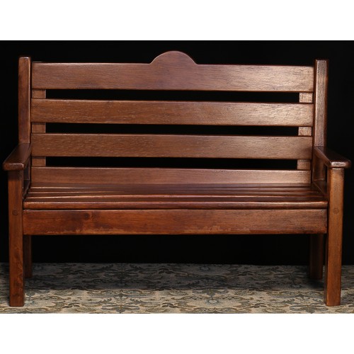 6082 - Charlie Bears wooden bench for displaying teddy bears, 40.5cm high, 56cm wide, 34cm deep