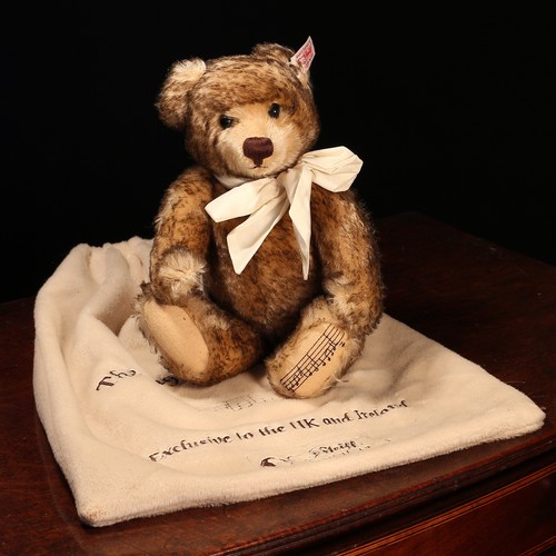 6101 - Steiff (Germany) EAN 660979 The English musical teddy bear, trademark 'Steiff' button to ear with re... 