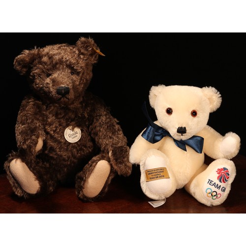 6102 - Steiff (Germany) EAN 000836 Classic teddy bear 1920 replica, trademark 'Steiff' button to ear with r... 