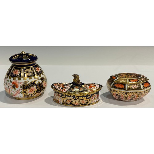 140 - A Royal Crown Derby Imari 6299 pattern compressed ovoid pot-pourri vase and cover, 9cm, year cypher ... 
