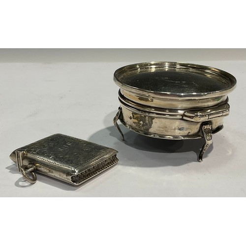146 - A George V silver circular trinket pot and cover, resting on three cabriole legs, 6.75cm diameter, B... 