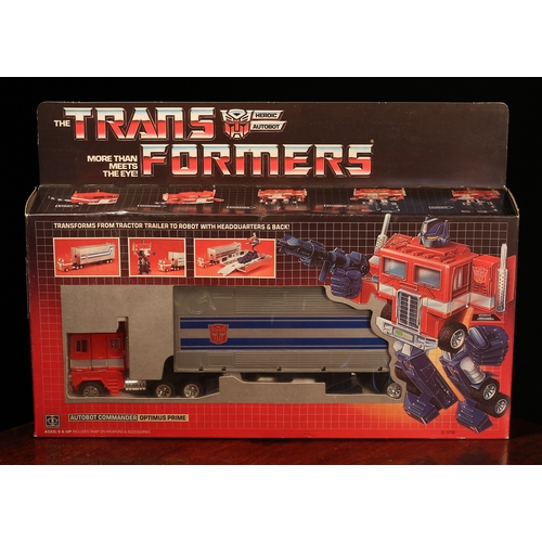 6185 - A Hasbro Transformers Autobot Commander Optimus Prime set, comprising snap-on weapons and accessorie... 