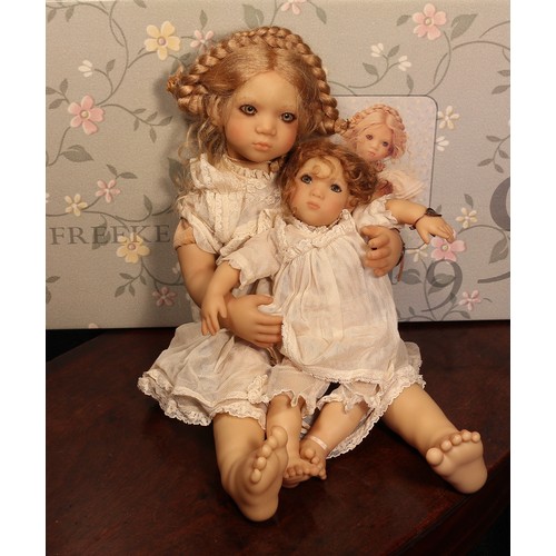 6207 - An Annette Himstedt (Germany) Freeke and Bibi vinyl artist doll set, from the 1997 Collection, each ... 