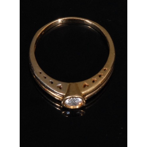 971 - A diamond and 18ct gold solitaire ring, the brilliant cut stone bezel set, divided shank, the should... 