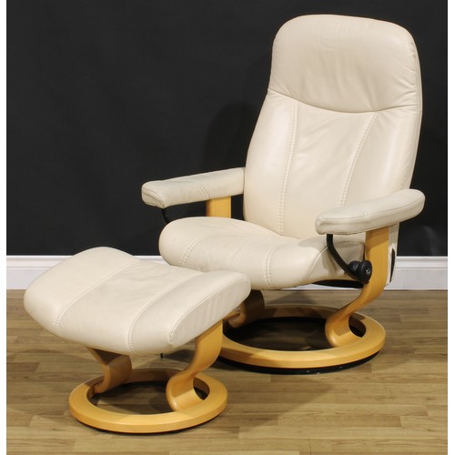118 - An Ekornes Stressless chair, 100cm high, 78cm wide, the seat 53cm wide and 43cm deep; conforming foo... 