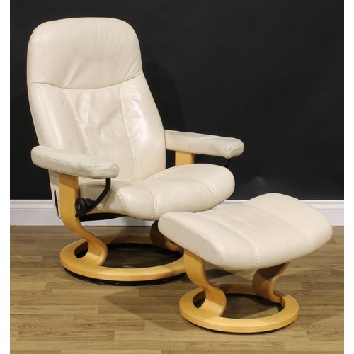 119 - An Ekornes Stressless chair, 100cm high, 77cm wide, the seat 53cm wide and 45cm deep; conforming foo... 