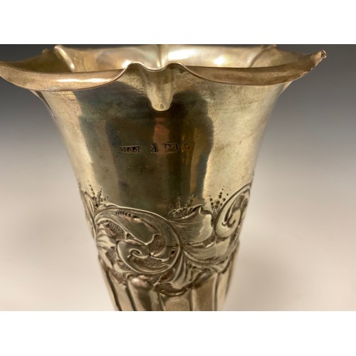 69 - An Edwardian spirally fluted trumpet shaped flower vase, 24cm high, Birmingham, 1903, 400g