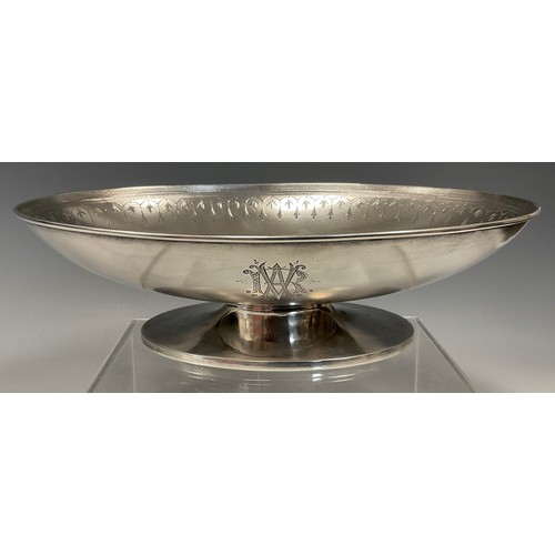 55 - An American Whiting Manufacturing Co oval Sterling Silver boat comport, the interior with floral tas... 