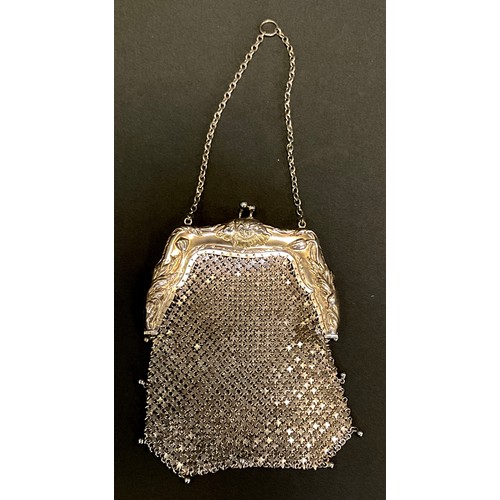 58 - An Art Nouveau silver mesh evening purse, the mount chased with stylised flowers and leaves, 16.5cm ... 