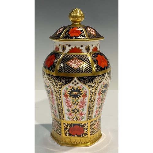 26 - A Royal Crown Derby Imari 1128 pattern hexagonal inverted baluster ginger jar and cover, 16cm, print... 