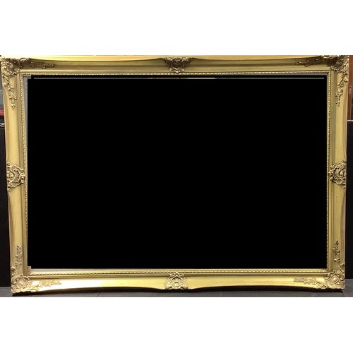 318 - A large gilt framerd rectangular looking glass, bevelled mirror plate, 101cm x 71cm