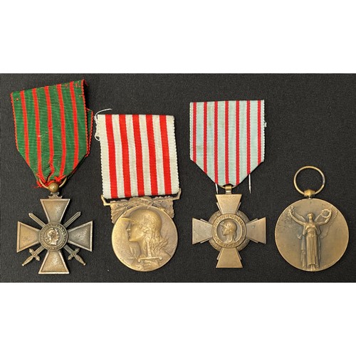 2027 - WW1 French Medal Group comprising of Croix de Guerre 1914–1918 with 1914-1916 reverse, Croix du Comb... 