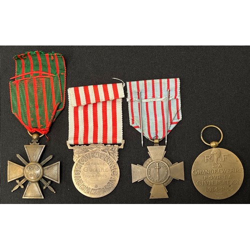2027 - WW1 French Medal Group comprising of Croix de Guerre 1914–1918 with 1914-1916 reverse, Croix du Comb... 