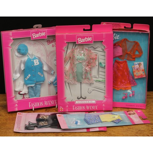 6270 - A collection of Mattel Barbie doll clothing/outfit sets including Asst.18092 Fashion Avenue lingerie... 