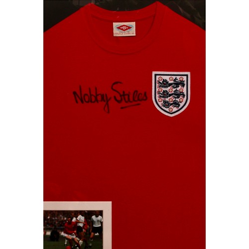 6318 - Sport, Football, Autographs - a 1966 England F.C. replica shirt, signed in black pen by Nobby STILES... 