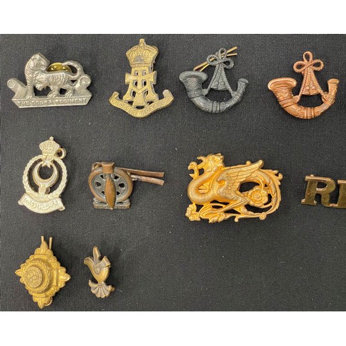 2138 - WW2 British & Commonwealth Cap Badges, Collar Dogs, Shoulder Titles and Buttons. Some WW1 example an... 