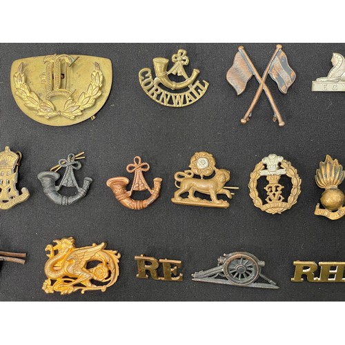 2138 - WW2 British & Commonwealth Cap Badges, Collar Dogs, Shoulder Titles and Buttons. Some WW1 example an... 