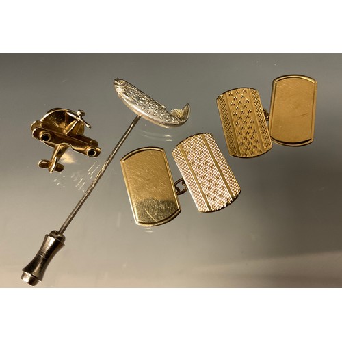 462 - A 9ct gold tie pin, as a Bi-plane;  pair of 9ct gold cufflink, 4.3g;  925 silver trout tie pin