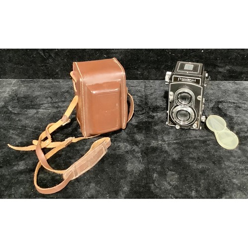 24 - Photography - a Flexaret Automat twin lens reflex camera, serial number 8-109657, cased