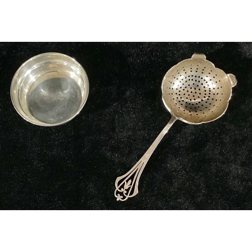 70 - A silver tea strainer and stand, Birmingham 1967, 83g (2)