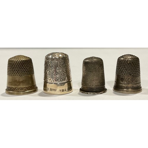 72 - A silver thimble, Sheffield 1977; other silver coloured metal thimbles (4)