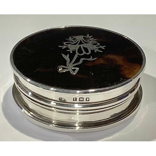 73 - A George V silver, tortoiseshell and pique snuff box, London 1921