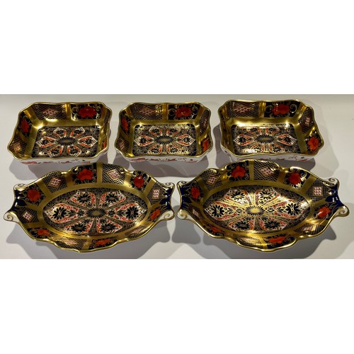 83 - A set of three Royal Crown Derby 1128 Imari pattern shaped rectangular trinket dish, solid gold band... 