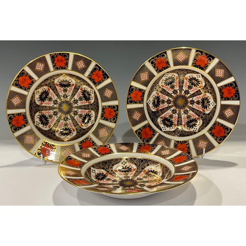 87 - A set of three Royal Crown Derby 1128 Imari pattern circular dishes, 21.5cm diameter, first quality