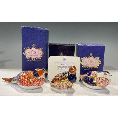 127 - A Royal Crown Derby paperweight, Partridge, number 1,115 of a limited edition of 4,500, signed in go... 