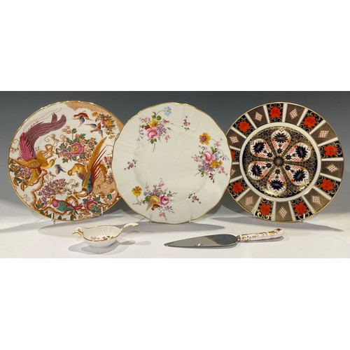 128 - A Royal Crown Derby Imari palette 1128 pattern dinner plate, an Imari pistol grip cake slice, an Old... 