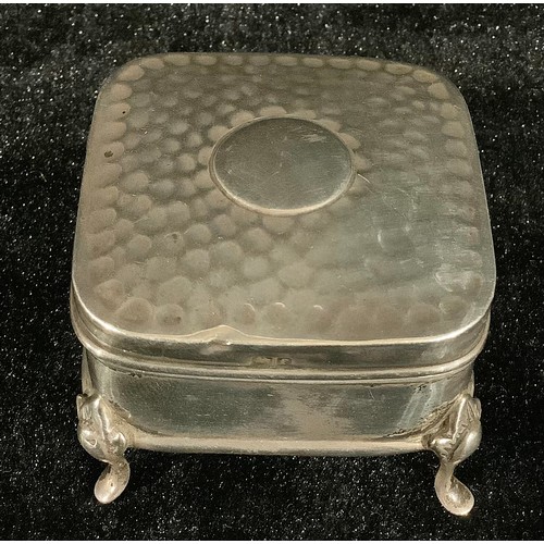 156 - An Edwardian silver dressing table trinket box, Birmingham 1905