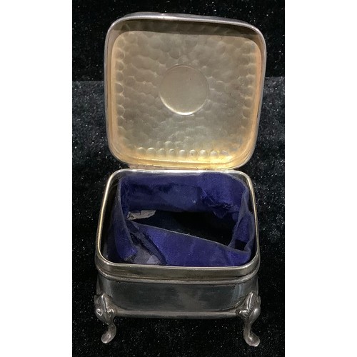 156 - An Edwardian silver dressing table trinket box, Birmingham 1905